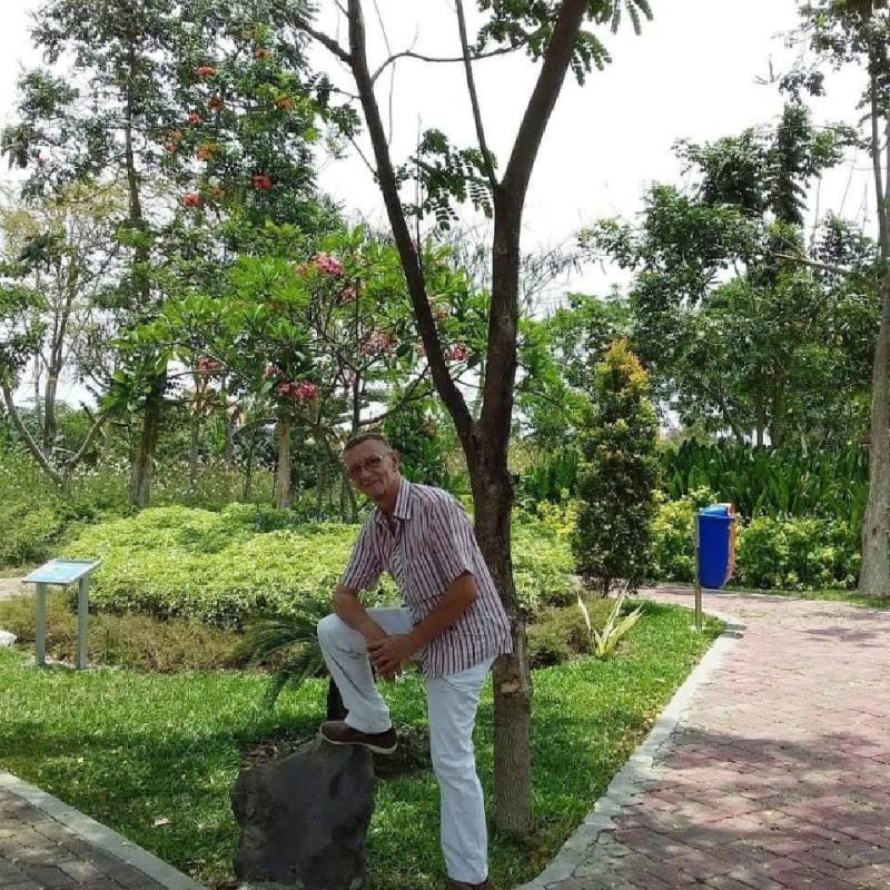 Helmut, 70, Hacine