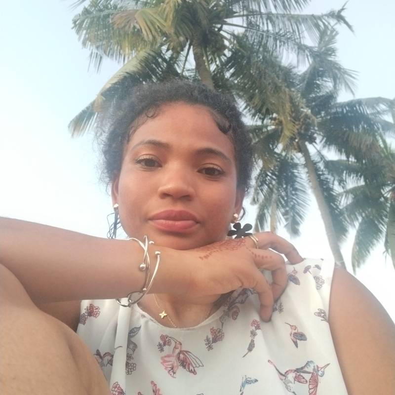 Zina, 34, Hayle