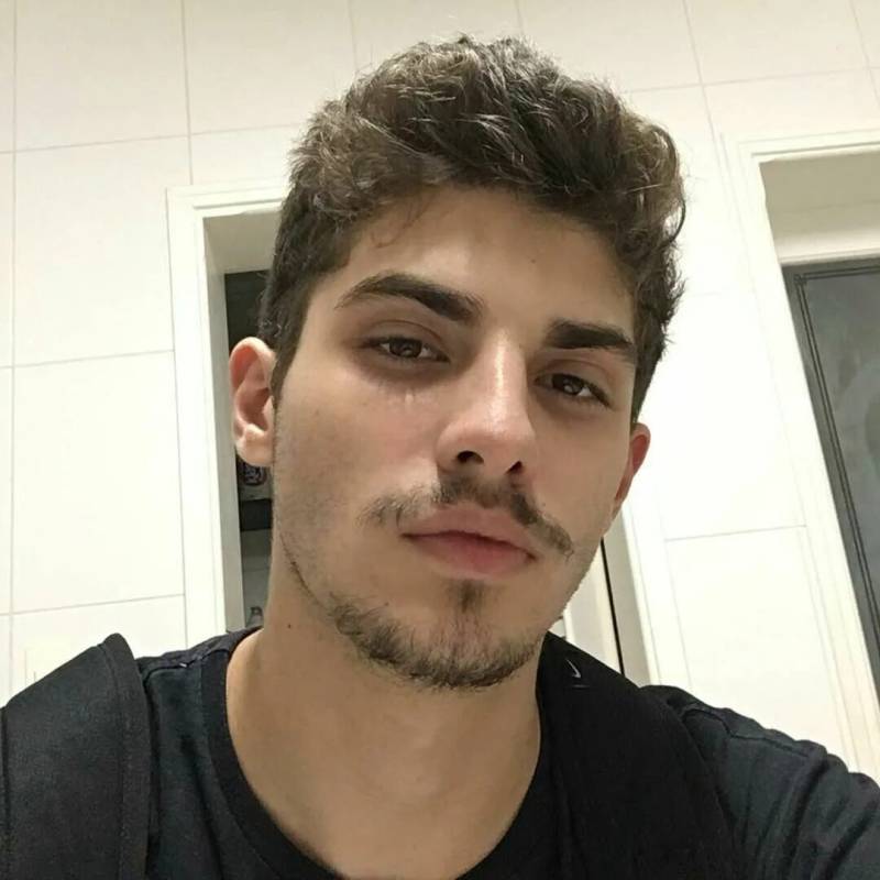 Memo, 31, Parigi