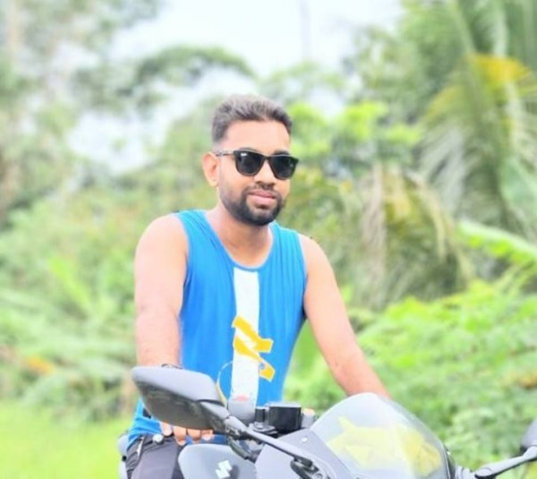 Ador, 31, Omuthiya